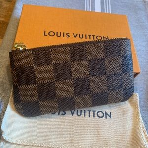 NEW AUTHENTIC Louis Vuitton Damier Ebene key clay